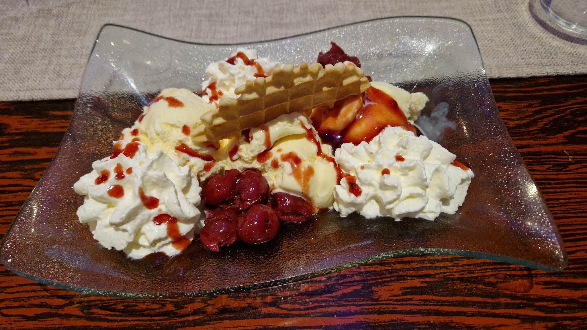 Dessert met room en fruit