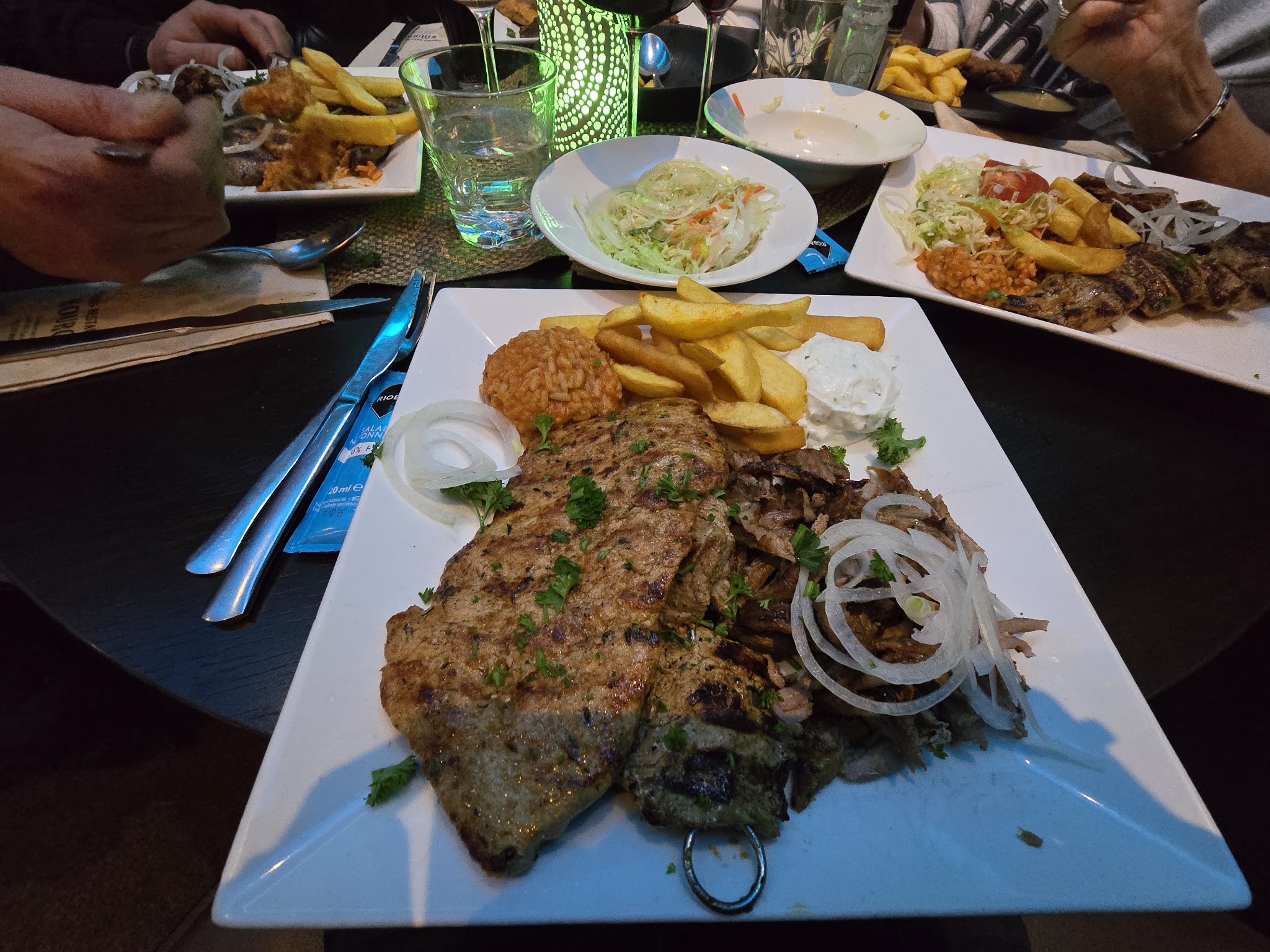 Griekse gerechten op tafel bij Kouros
