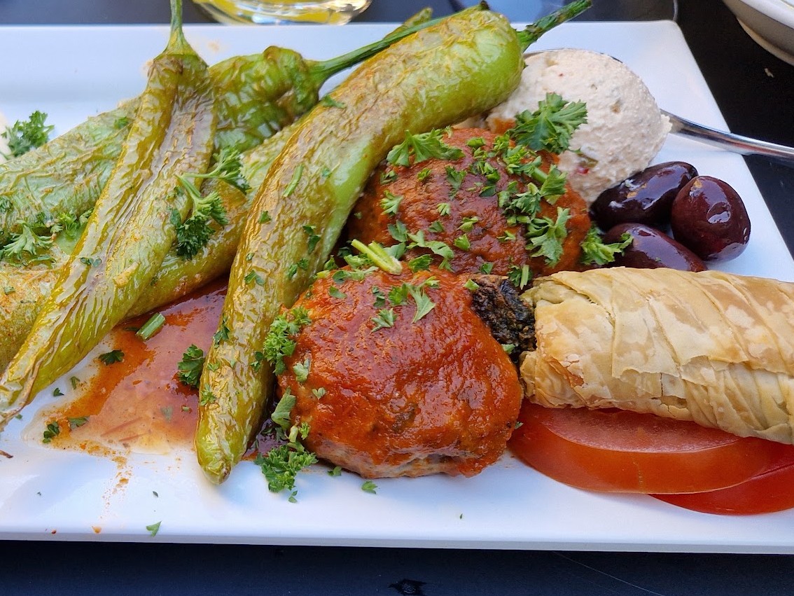 Gerecht met gegrilde pepers en tomatensaus