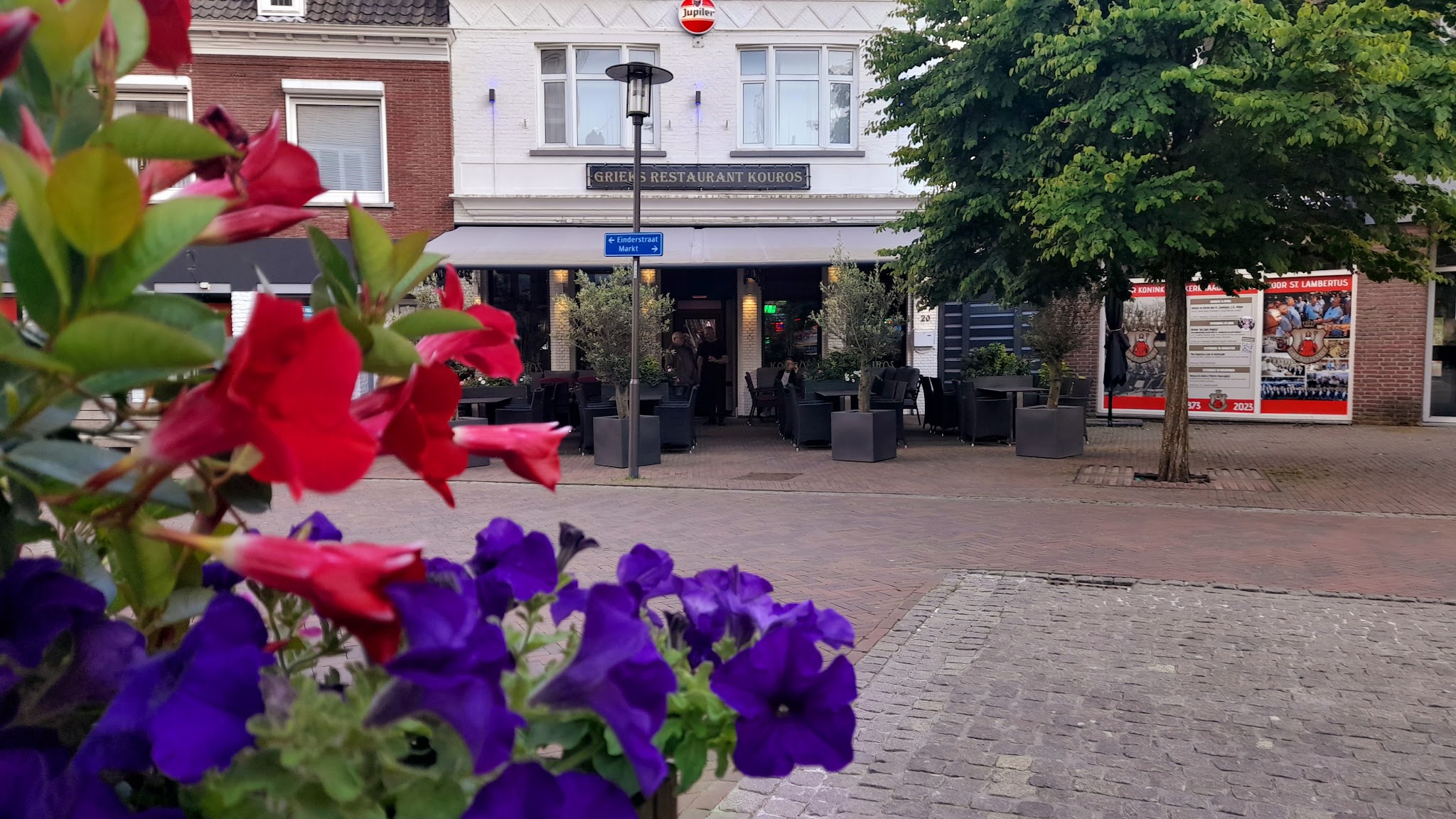 Voorzijde van Kouros aan de Einderstraat